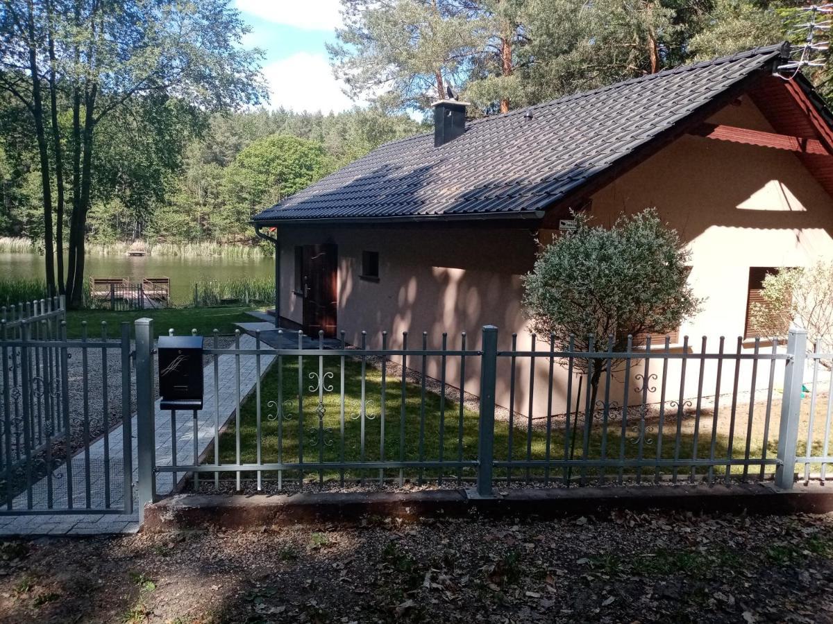 Urokliwy Domek Nad Brzegiem Jeziora Lubiatów Exterior foto